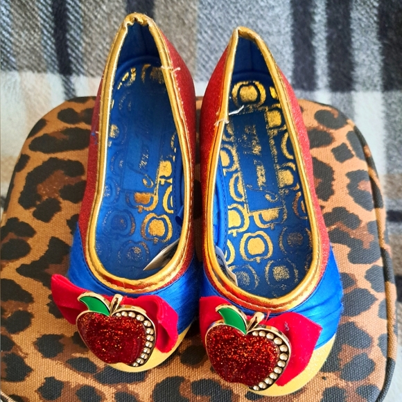 [SOLD] Snow White Shoes - Picture 2 of 8